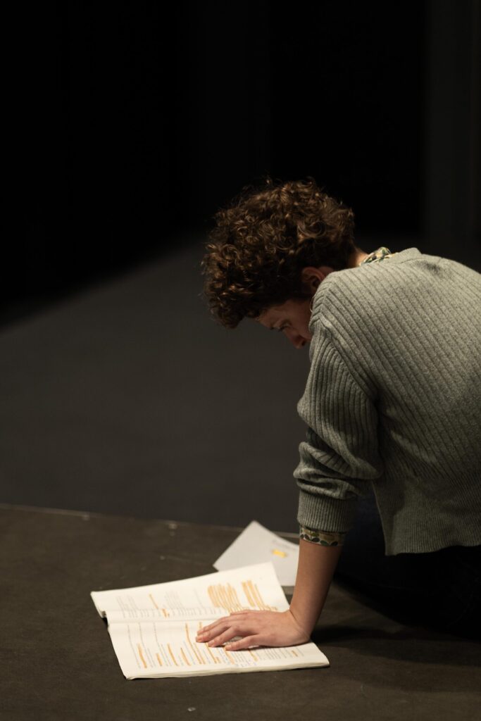 photo d'un élève qui lit son texte assis au sol
